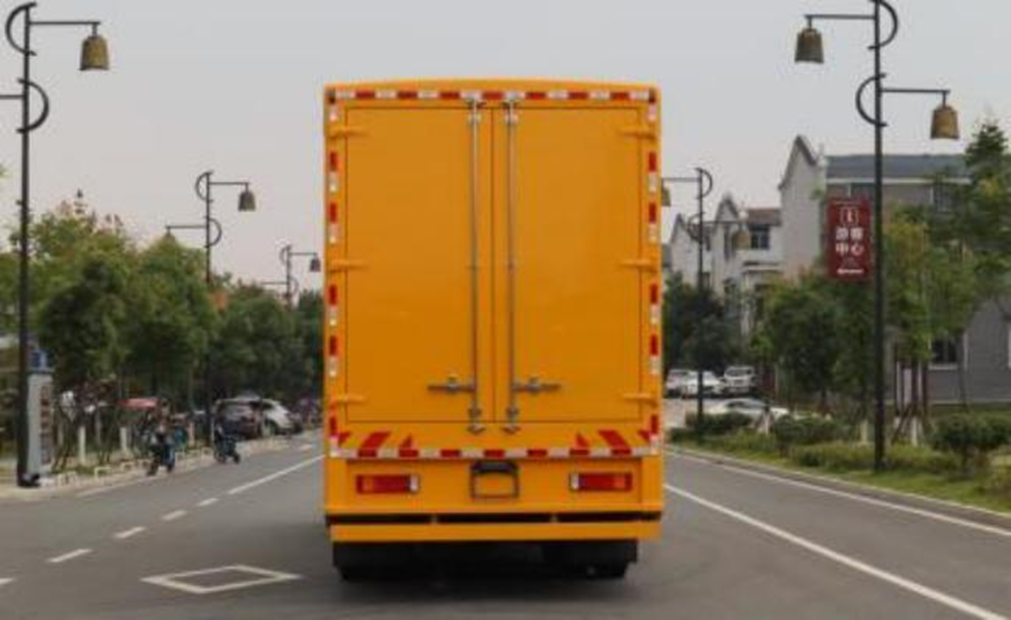 東風(fēng)天龍前四后八電源車1000KW